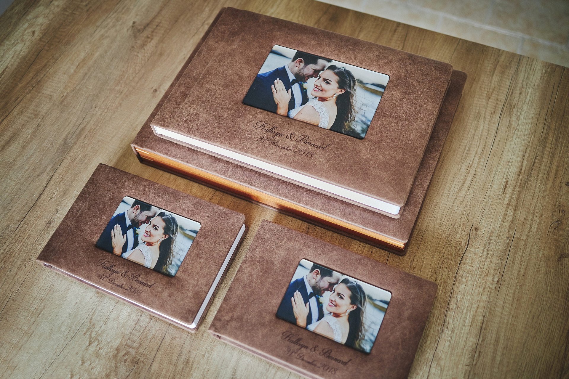 Chúng tôi cung cấp dịch vụ photobook chất lượng cao. Bạn có thể lựa chọn để in bộ ảnh cưới của mình thành cuốn photobook để gói gọn những khoảnh khắc vô giá trong cuộc đời vào một thứ quà ý nghĩa. Xem các ảnh liên quan để lựa chọn một mẫu bìa cho cuốn photobook của bạn.